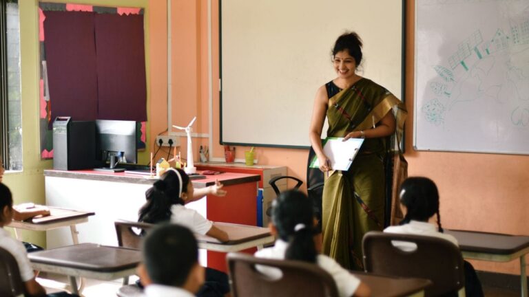 स्कूलों में स्मार्ट बोर्ड का ओवरडोज : कब, कितना और कैसे जानिए पूरा मामला