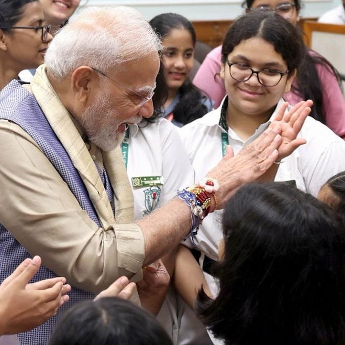 रक्षाबंधन 2026: पीएम मोदी ने देशवासियों को दी शुभकामनाएं, स्कूली छात्राओं ने बांधी राखी रक्षाबंधन 2026: पीएम मोदी ने देशवासियों को दी शुभकामनाएं, स्कूली छात्राओं ने बांधी राखी