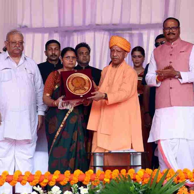 स्वतंत्रता दिवस 2026: मुख्यमंत्री योगी आदित्यनाथ ने बलिदानी वीरों के परिजनों का सम्मान किया, विधानभवन में फहराया तिरंगा स्वतंत्रता दिवस 2026: मुख्यमंत्री योगी आदित्यनाथ ने बलिदानी वीरों के परिजनों का सम्मान किया, विधानभवन में फहराया तिरंगा
