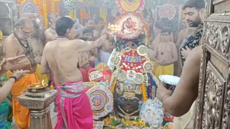 उज्जैन के बाबा महाकाल: रक्षाबंधन पर मिली शैव-वैष्णव परंपराओं की अनूठी झलक, सवा लाख लड्डुओं का लगा महाभोग उज्जैन के बाबा महाकाल: रक्षाबंधन पर मिली शैव-वैष्णव परंपराओं की अनूठी झलक, सवा लाख लड्डुओं का लगा महाभोग