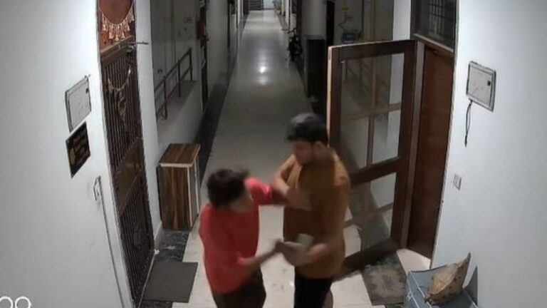 मेरठ: फूड डिलीवरी में देरी पर ग्राहक ने डिलीवरी बॉय को घर के अंदर खींचकर पीटा, सीसीटीवी फुटेज हुआ वायरल मेरठ: फूड डिलीवरी में देरी पर ग्राहक ने डिलीवरी बॉय को घर के अंदर खींचकर पीटा, सीसीटीवी फुटेज हुआ वायरल