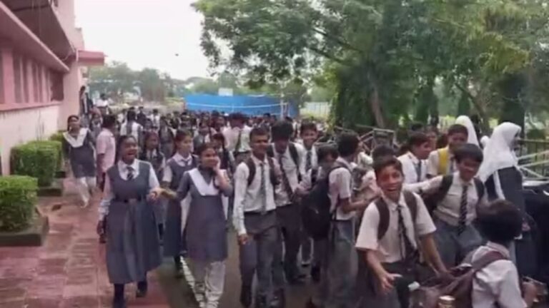 भोपाल में जेन अल्फा के विरोध प्रदर्शन: रीजनल स्कूल के विलय प्रस्ताव पर छात्रों ने खोला मोर्चा