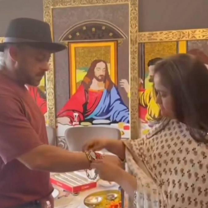 सलमान खान और अर्पिता खान का रक्षाबंधन: ईसा मसीह की पेंटिंग के सामने बंधी राखी, सोशल मीडिया पर छाया सेक्युलरिज्म का संदेश सलमान खान और अर्पिता खान का रक्षाबंधन: ईसा मसीह की पेंटिंग के सामने बंधी राखी, सोशल मीडिया पर छाया सेक्युलरिज्म का संदेश
