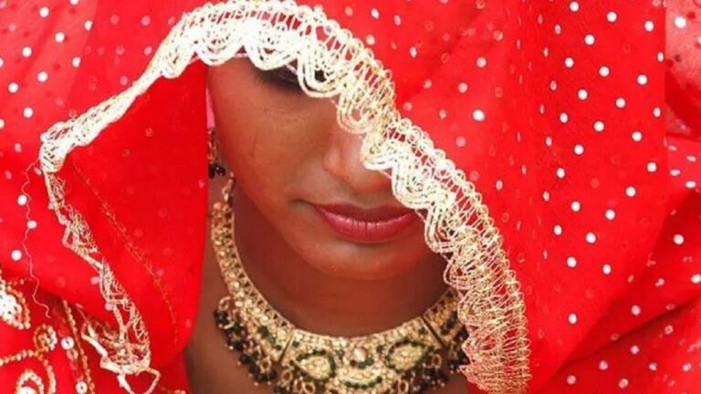 आंध्र प्रदेश के कडप्पा में प्रेम और शादी के नाम पर 6 लाख रुपये की ठगी: दुल्हन बनी ठग, फेरों के दिन फरार आंध्र प्रदेश के कडप्पा में प्रेम और शादी के नाम पर 6 लाख रुपये की ठगी: दुल्हन बनी ठग, फेरों के दिन फरार