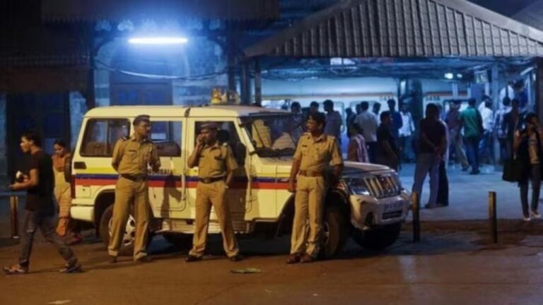 भिवंडी में सड़क दुर्घटना: गड्ढे में फिसली स्कूटी, महिला की मौत, पति घायल