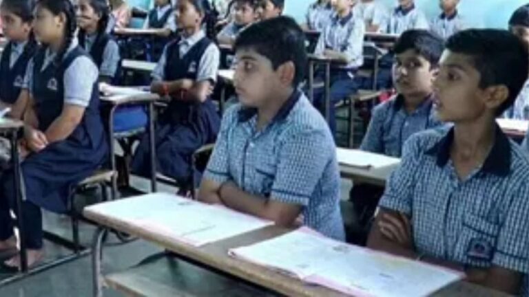 सूरत के सरकारी स्कूलों में बदला शैक्षणिक कैलेंडर: बारिश की छुट्टियों की भरपाई के लिए अब चार रविवार को भी लगेंगी कक्षाएं सूरत के सरकारी स्कूलों में बदला शैक्षणिक कैलेंडर: बारिश की छुट्टियों की भरपाई के लिए अब चार रविवार को भी लगेंगी कक्षाएं