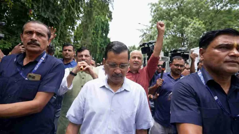 पेट्रोल नीति के खिलाफ अरविंद केजरीवाल का मार्च: दिल्ली पुलिस ने रोका, 2.33 लाख हस्ताक्षरों वाला ज्ञापन सौंपने का प्रयास पेट्रोल नीति के खिलाफ अरविंद केजरीवाल का मार्च: दिल्ली पुलिस ने रोका, 2.33 लाख हस्ताक्षरों वाला ज्ञापन सौंपने का प्रयास