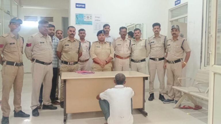 छतरपुर में पड़ोसी ने शराब पीने और गाली-गलौज करने पर पड़ोसी महिला की कुल्हाड़ी से काटकर हत्या कर दी, आरोपी गिरफ्तार छतरपुर में पड़ोसी ने शराब पीने और गाली-गलौज करने पर पड़ोसी महिला की कुल्हाड़ी से काटकर हत्या कर दी, आरोपी गिरफ्तार