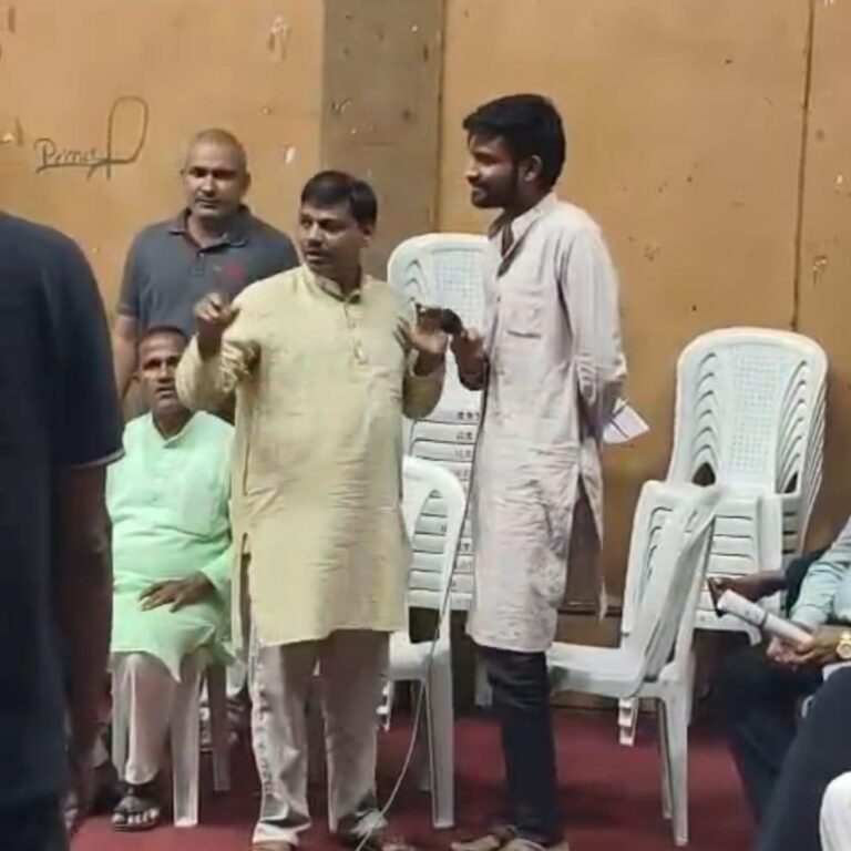 भोपाल में सरकारी स्कूल ऑडिट पर हुई बैठक में हंगामा: युवाओं ने लगाए कॉकरोच मुर्दाबाद के नारे भोपाल में सरकारी स्कूल ऑडिट पर हुई बैठक में हंगामा: युवाओं ने लगाए कॉकरोच मुर्दाबाद के नारे