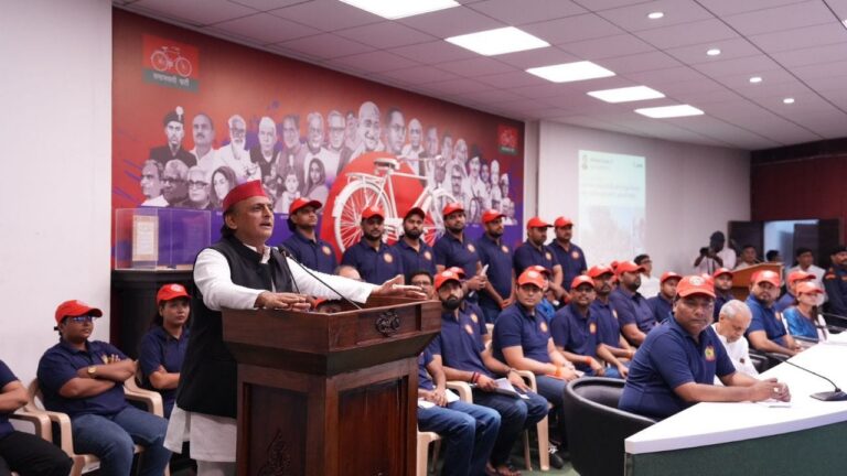समाजवादी पार्टी का लाल से नीला सफर: अखिलेश यादव ने बताया छात्र सभा के नए ड्रेस कोड का अर्थ और पीडीए रणनीति