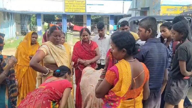 औरंगाबाद में बारिश से ढहा मिट्टी का मकान: 12 वर्षीय बच्ची की मौत, मां समेत चार घायल; राहत की मांग औरंगाबाद में बारिश से ढहा मिट्टी का मकान: 12 वर्षीय बच्ची की मौत, मां समेत चार घायल; राहत की मांग