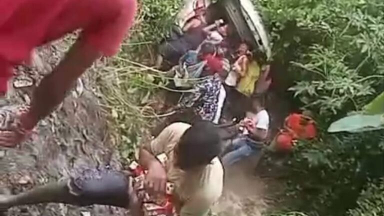 बिहार के समस्तीपुर में शराब से भरी कार पलटी, स्थानीय लोगों ने लूटी बोतलें; शराबबंदी पर उठे सवाल बिहार के समस्तीपुर में शराब से भरी कार पलटी, स्थानीय लोगों ने लूटी बोतलें; शराबबंदी पर उठे सवाल