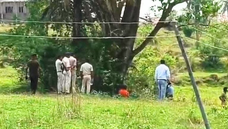 झारखंड के खूंटी में गर्भवती प्रेमिका की हत्या: प्रेमी गिरफ्तार, जंगल में मिला शव झारखंड के खूंटी में गर्भवती प्रेमिका की हत्या: प्रेमी गिरफ्तार, जंगल में मिला शव