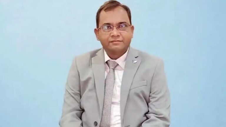 दरभंगा के बीडीओ डॉ आनंद कुमार विभूति की काली कमाई का खुलासा: 12 साल में आय से 121% अधिक संपत्ति, 16 बैंक खाते फ्रीज दरभंगा के बीडीओ डॉ आनंद कुमार विभूति की काली कमाई का खुलासा: 12 साल में आय से 121% अधिक संपत्ति, 16 बैंक खाते फ्रीज
