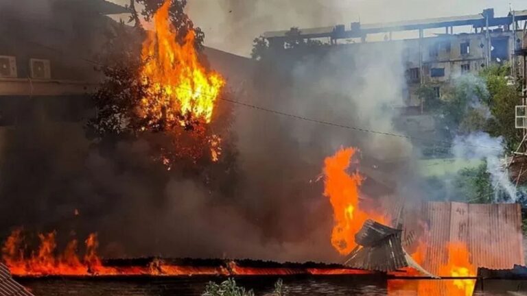 मणिपुर में फिर भड़की हिंसा: कांगपोकपी में तीन नागा गांवों पर हमला, 30 घर जलकर खाक, सुरक्षा बलों की तैनाती मणिपुर में फिर भड़की हिंसा: कांगपोकपी में तीन नागा गांवों पर हमला, 30 घर जलकर खाक, सुरक्षा बलों की तैनाती