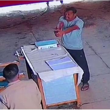 रायसेन जेल गोलीकांड: प्रहरी पर हमले का लाइव वीडियो सामने, सुरक्षा पर उठे सवाल रायसेन जेल गोलीकांड: प्रहरी पर हमले का लाइव वीडियो सामने, सुरक्षा पर उठे सवाल