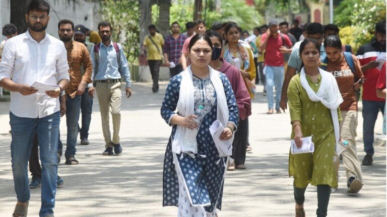 एसएससी कंबाइंड हिंदी ट्रांसलेटर टियर 1 परीक्षा नोएडा में स्थगित, तकनीकी खराबी बनी वजह, नई तारीख घोषित एसएससी कंबाइंड हिंदी ट्रांसलेटर टियर 1 परीक्षा नोएडा में स्थगित, तकनीकी खराबी बनी वजह, नई तारीख घोषित