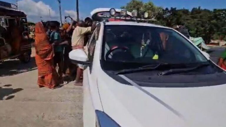 कटिहार बाढ़: राहत सामग्री बांटने पहुंचीं जनता दल यूनाइटेड नेत्री की गाड़ी से ही लोगों ने लूटा राशन, सामने आई भूख और बेबसी की भयावह तस्वीर कटिहार बाढ़: राहत सामग्री बांटने पहुंचीं जनता दल यूनाइटेड नेत्री की गाड़ी से ही लोगों ने लूटा राशन, सामने आई भूख और बेबसी की भयावह तस्वीर