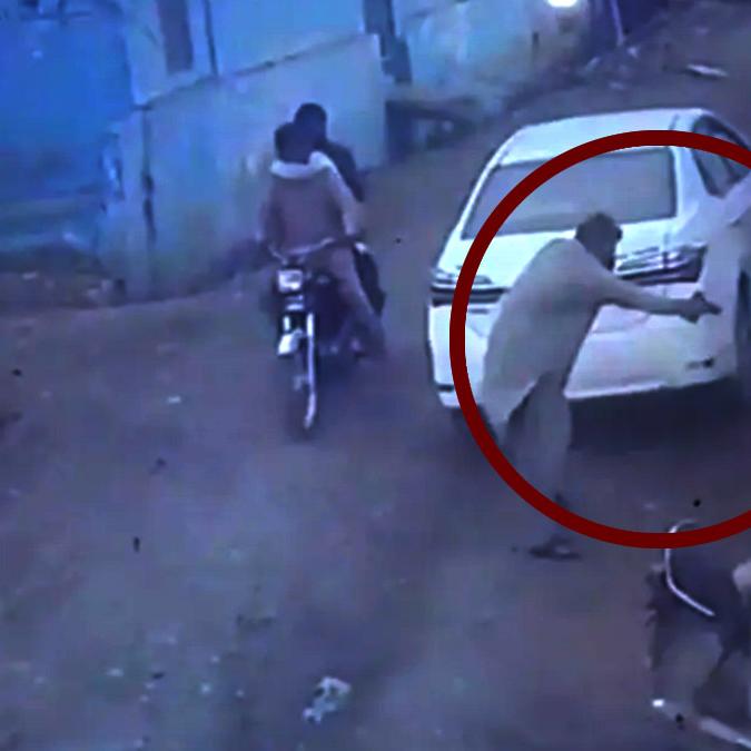 पाकिस्तान में लश्कर-ए-तैयबा के आतंकी हाफिज सईद के करीबी गुर्गे की हत्या, कराची में अज्ञात हमलावरों ने भूना पाकिस्तान में लश्कर-ए-तैयबा के आतंकी हाफिज सईद के करीबी गुर्गे की हत्या, कराची में अज्ञात हमलावरों ने भूना