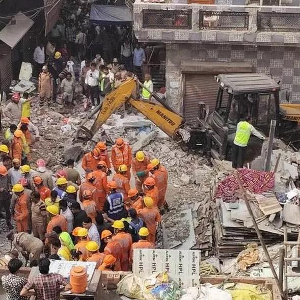 दिल्ली के सत्य निकेतन में बहुमंजिला इमारत ढही: मलबे में कई लोगों के दबे होने की आशंका, बचाव अभियान जारी दिल्ली के सत्य निकेतन में बहुमंजिला इमारत ढही: मलबे में कई लोगों के दबे होने की आशंका, बचाव अभियान जारी