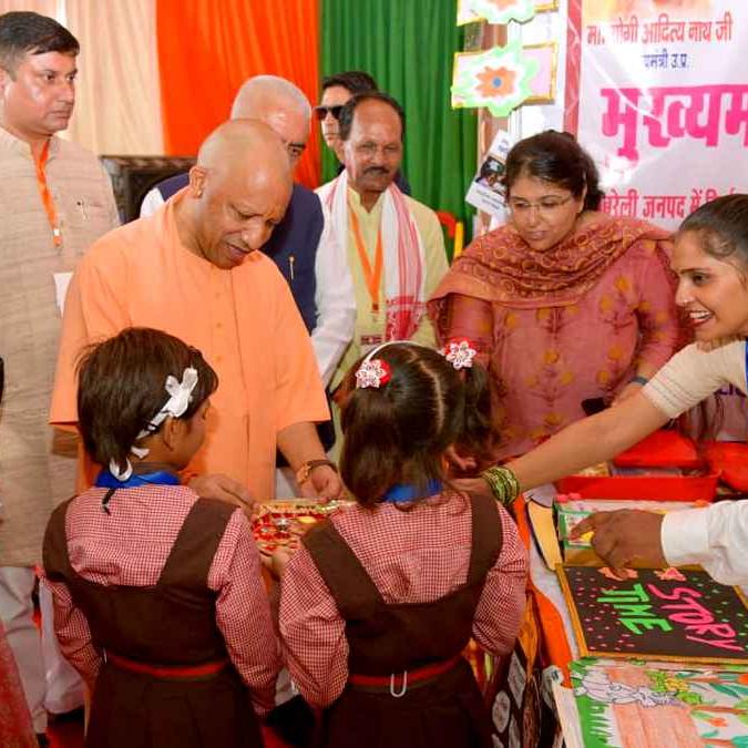 योगी सरकार का डिजिटल शिक्षा पर जोर: पीएम ई-विद्या से हर बच्चे तक पहुंच रहे पढ़ाई के संसाधन योगी सरकार का डिजिटल शिक्षा पर जोर: पीएम ई-विद्या से हर बच्चे तक पहुंच रहे पढ़ाई के संसाधन